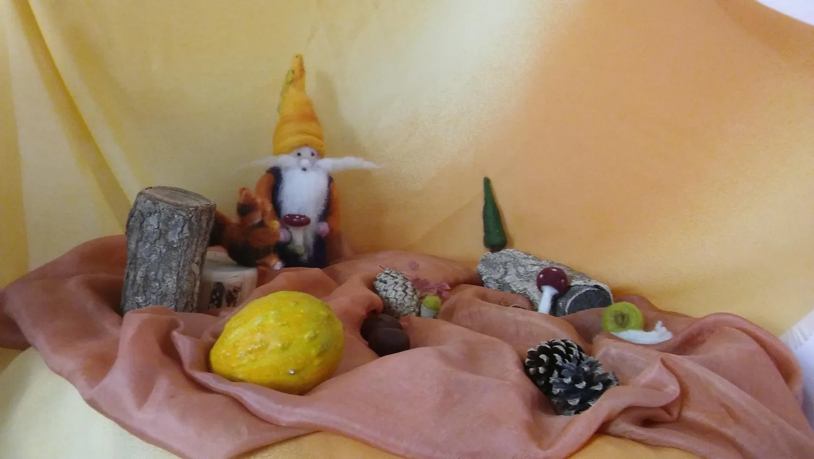 La taula de l'estació de Brolls: teles de seda, un gnom de llana i fruits de la tardor